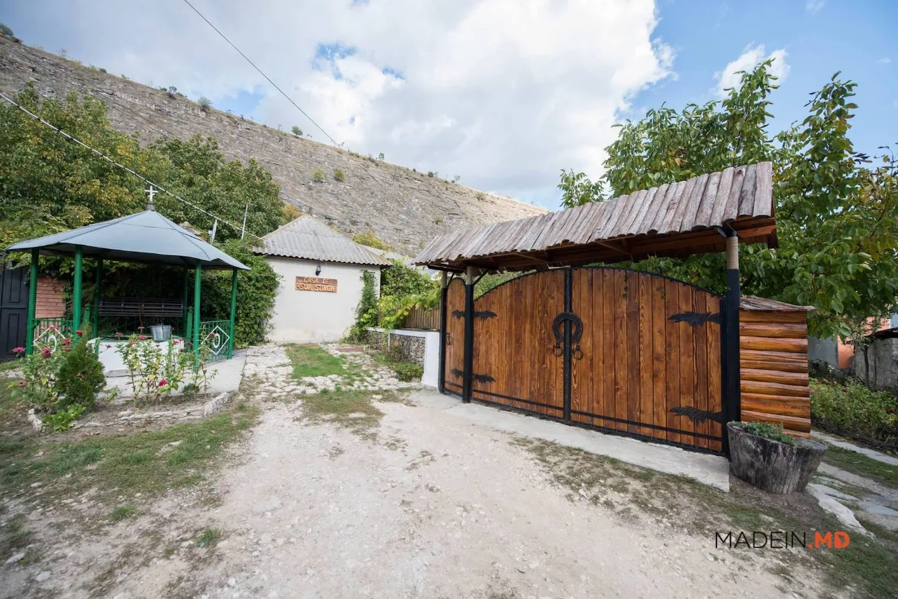 Fotografie: Casa de sub stâncă