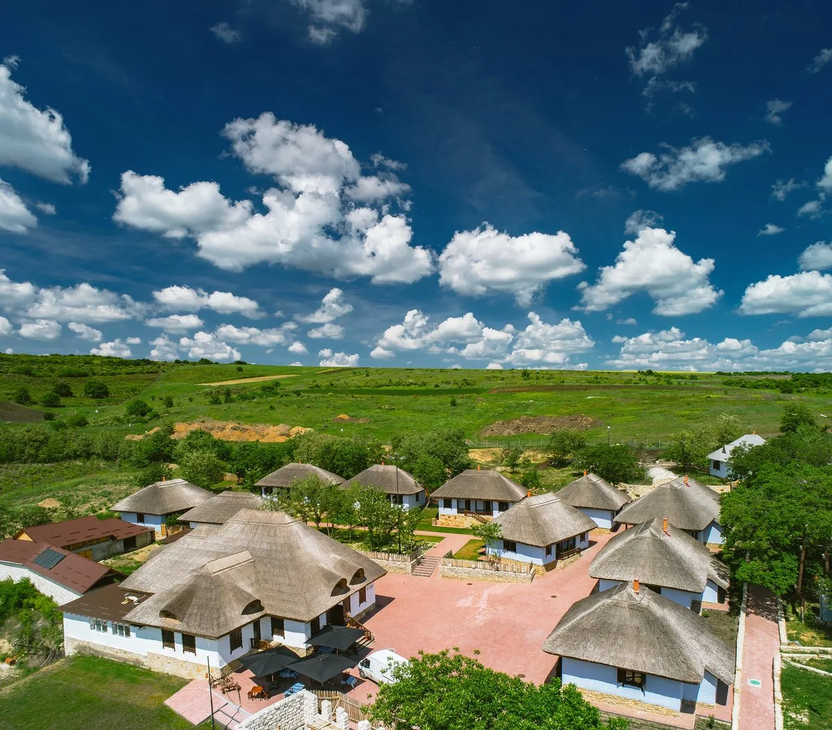 Bucurați-vă de o vacanță de degustare de vinuri din Moldova la Asconi Winery.