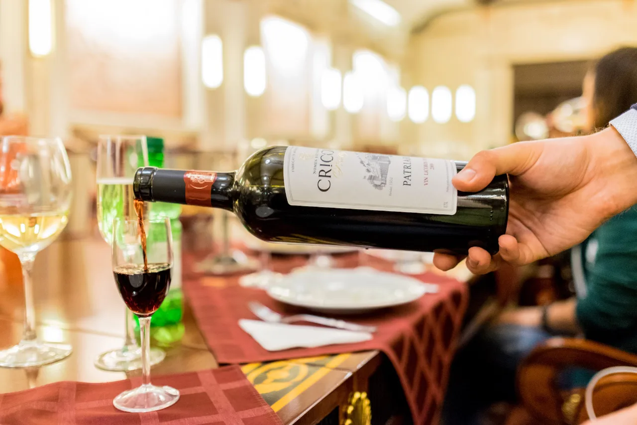 Degustare de vinuri din Moldova la vinăria Cricova.
